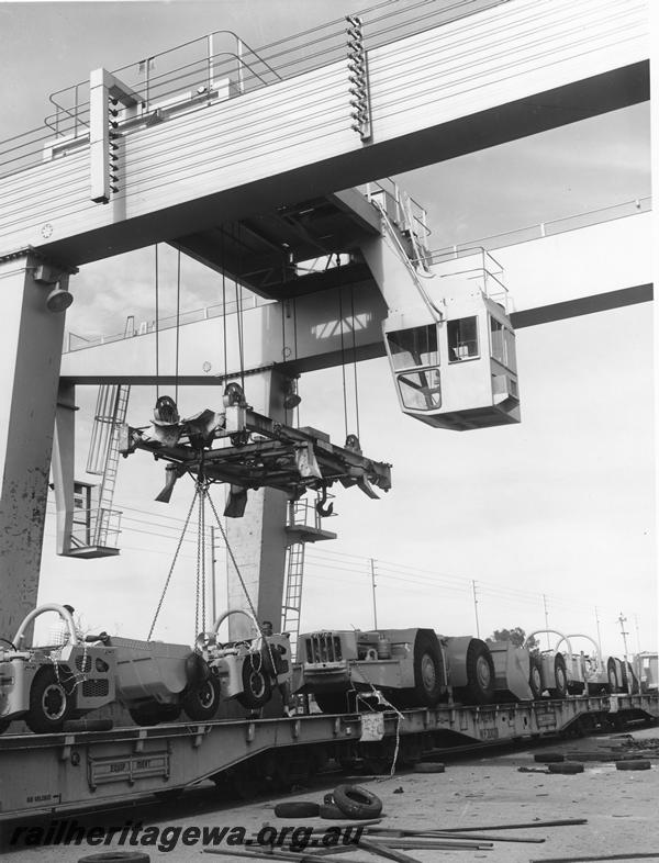 P00279
WF class standard gauge flat wagons, (later reclassified to WFDY),overhead gantry crane, wagons being loaded

