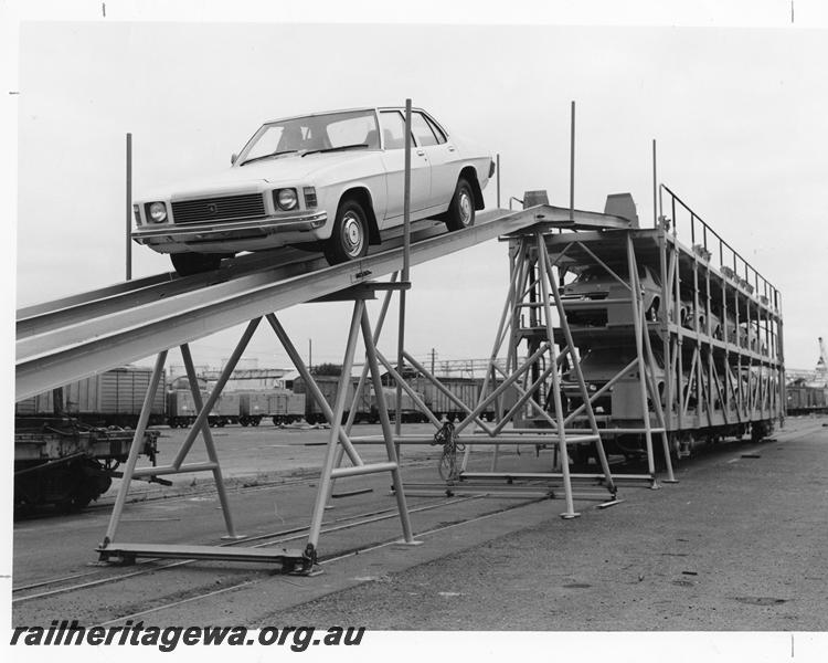 P00286
WMB class triple deck car carrier, being loaded/unloaded, North Fremantle
