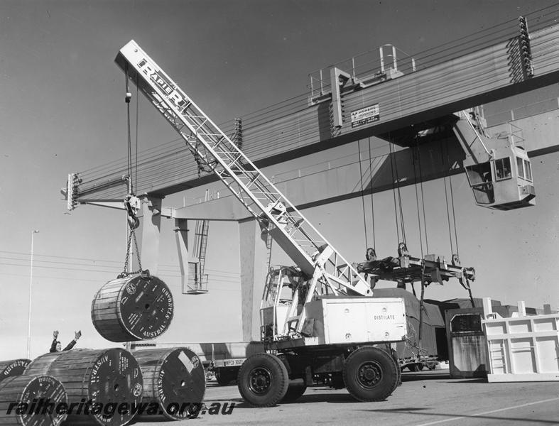 P00287
Mobile crane, overhead gantry crane, Kewdale yard, loading cable drums
