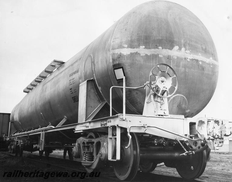 P00420
WJK class 565 standard gauge bogie tank wagon, side and end view, owned by Shell.
