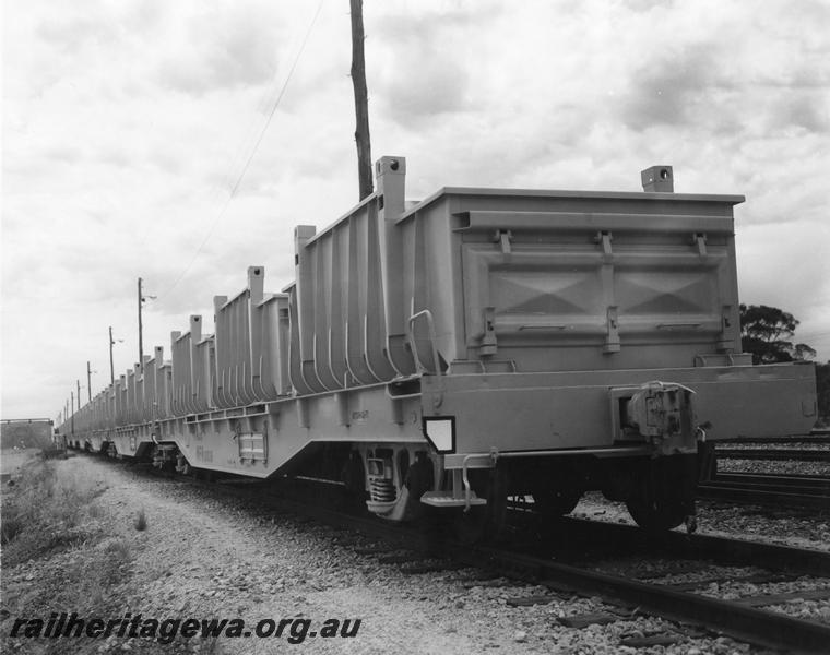 P00426
Line of WFW class standard gauge bogie flat wagons, (later reclassified to WFDY), with iron ore containers on board, side and end view.

