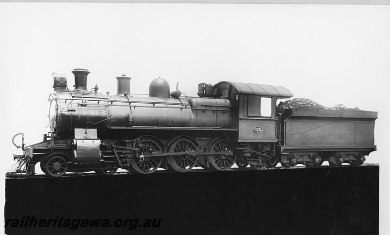 P00522
E class 326, front and side view
