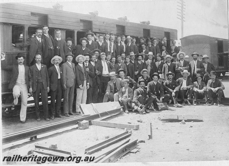 P00524
AE class carriage, men standing in front of the carriage, possibly at a first aid competition.
