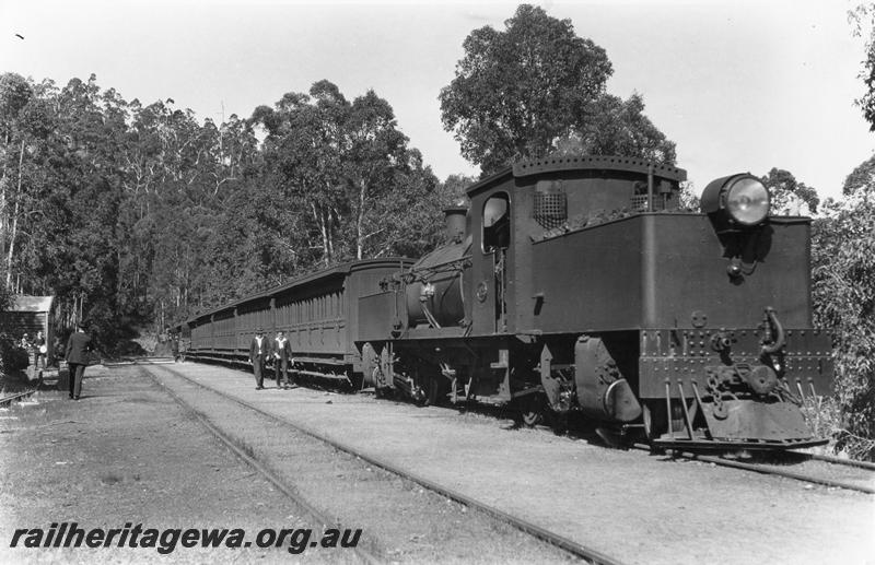 P00533
MS class 428 Garratt loco, Mundaring Weir. MW line, on passenger train, view of the side and rear bunker of the loco.
