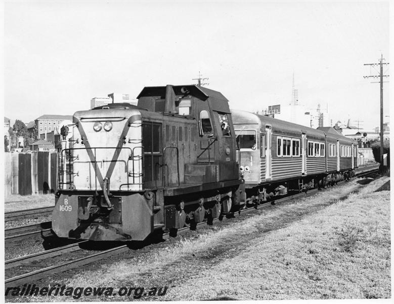 P00682
B class 1609 hauling an ADB/ADK railcar set, Perth
