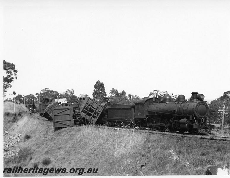 P00728
L class 251, F class 398, piled up rolling stock, Swan View, ER line, aftermath of the tunnel derailment
