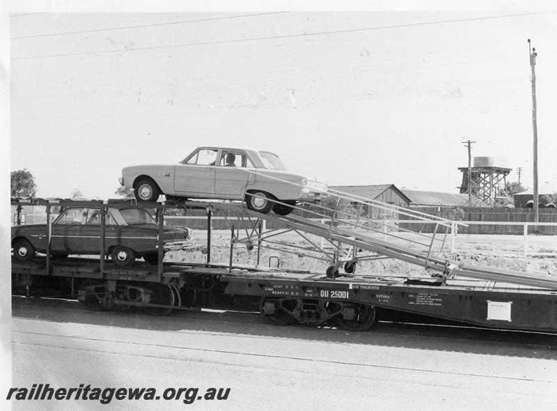 P00800
QU class 25001 with ramp to load road vehicles onto adjoining wagon, car being driven up the ramp
