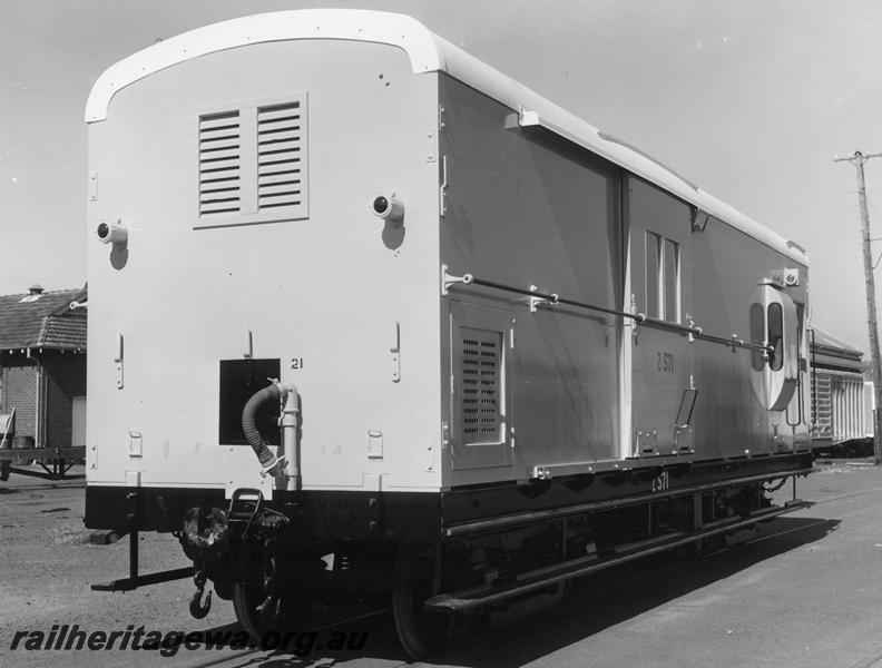 P00818
Z class 571 brakevan, end and side view
