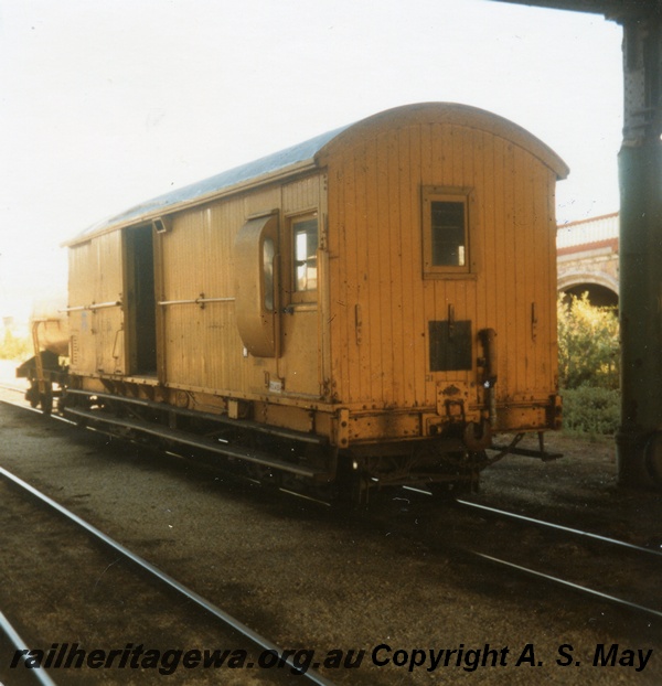 P01102
Z class brakevan, Perth Station, side and end view.

