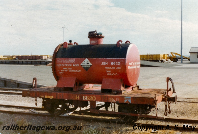 P01109
JGH class 6620, hydrochloric acid tank wagon, Robbs Jetty, side and end view.
