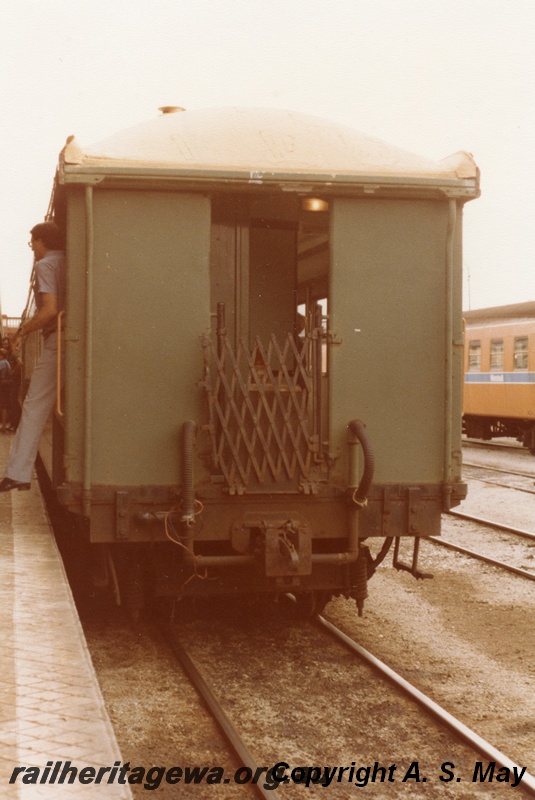 P01188
AQZ class carriage, Perth Station, end view showing the dust shields
