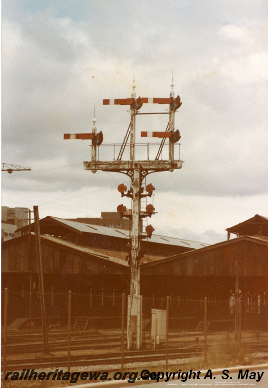 P01196
Bracket signal, in front of the Perth Carriage sheds, Perth Yard, has a ladder on both sides of the pole
