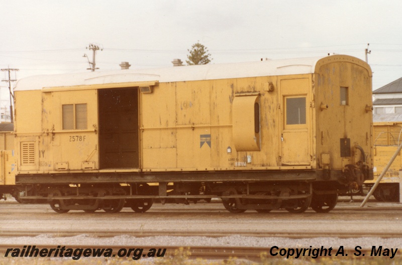 P01242
Z class 578 brakevan, side and end view, yellow livery, Leighton, ER line.
