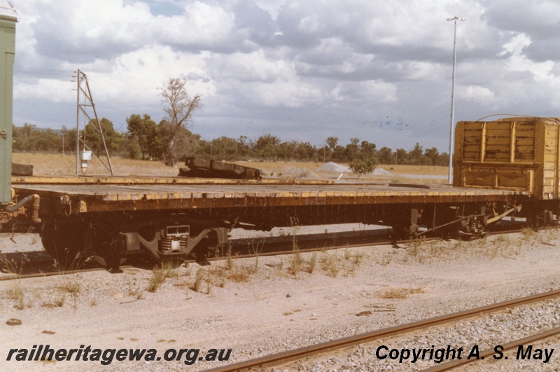 P01369
QCF class 23675 bogie flat wagon, Forrestfield Yard, end and side view.
