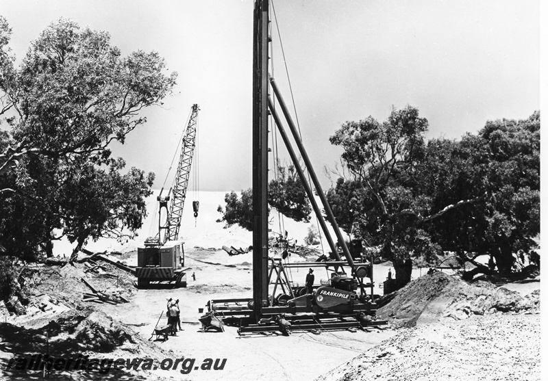 P01495
Pile driver, derrick crane, constructing the bridge over the Irwin River, DE line. (ref 