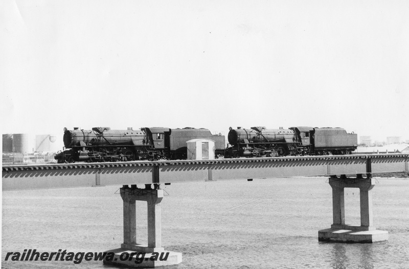 P01527
V class 1215 and another V class, new Fremantle rail bridge, being used in deflection tests on bridge
