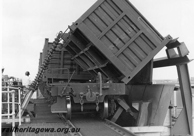 P01588
Mineral sands containers, being unloaded, Geraldton, end view.

