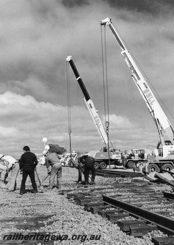 P01621
Mobile cranes, workmen, installing a rail crossing, Meckering

