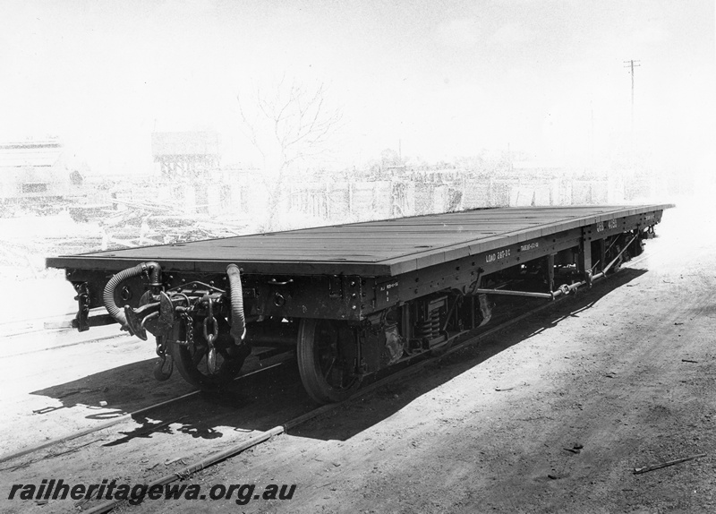 P01775
QRB class 4050 bogie flat wagon, end and side view
