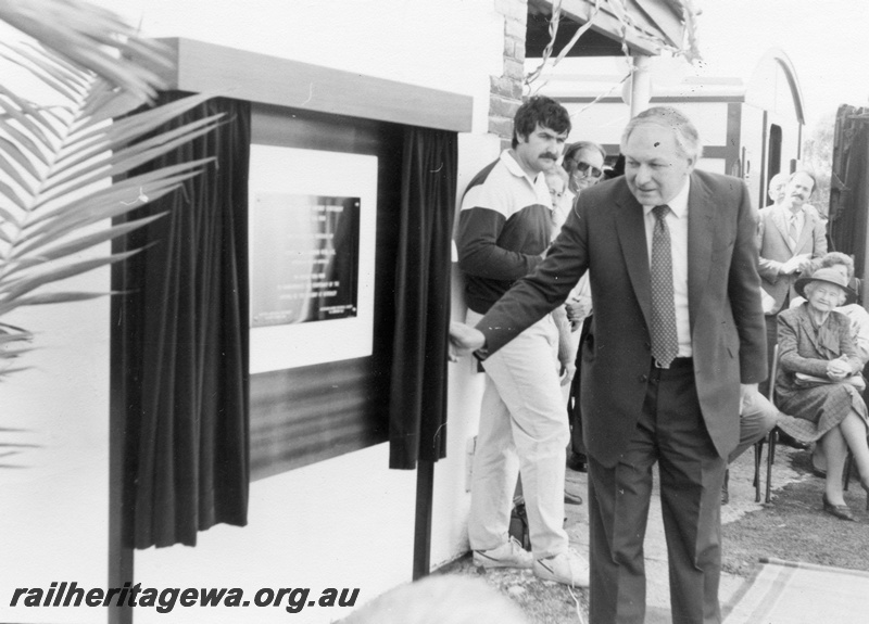 P01842
The governor of Western Australia, Professor Gordon Reid unveiling a plaque at the Beverley Centenary celebrations, GSR line
