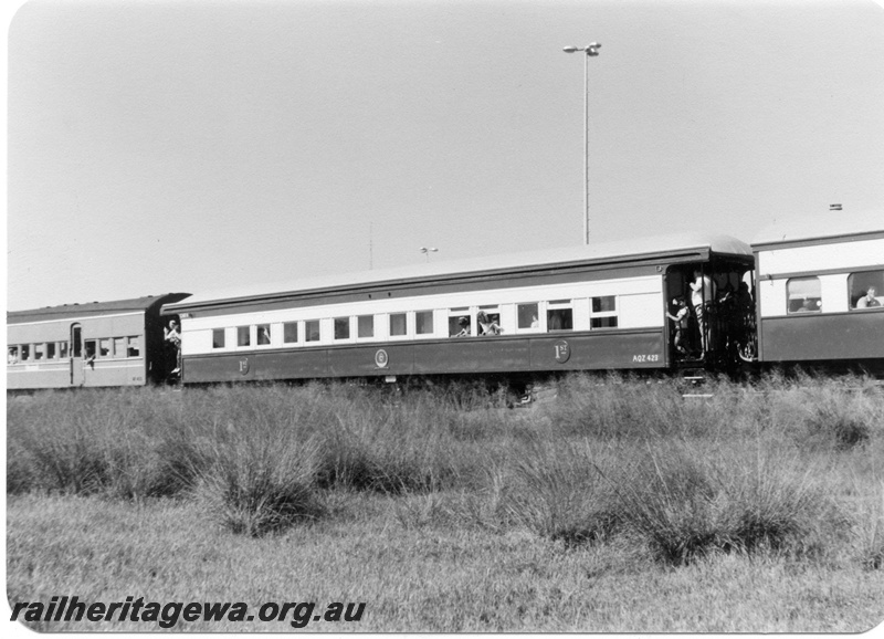 P01860
AQZ class 423, side and end view, on a tour train
