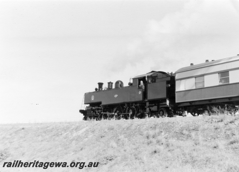 P01865
DD class 592 climbing the approach to the Kewdale flyover, ARHS City Circle tour train
