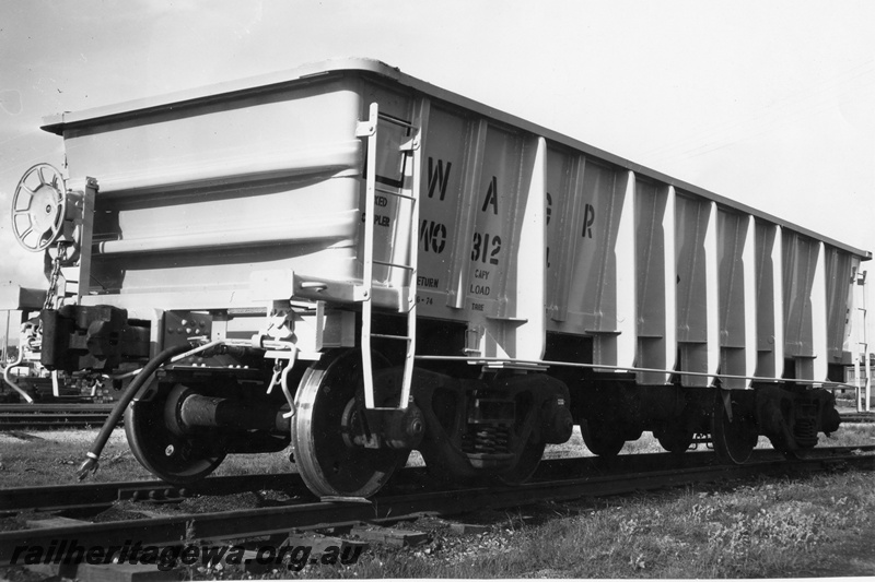 P01905
WO class standard gauge iron ore wagon, end and side view, as new
