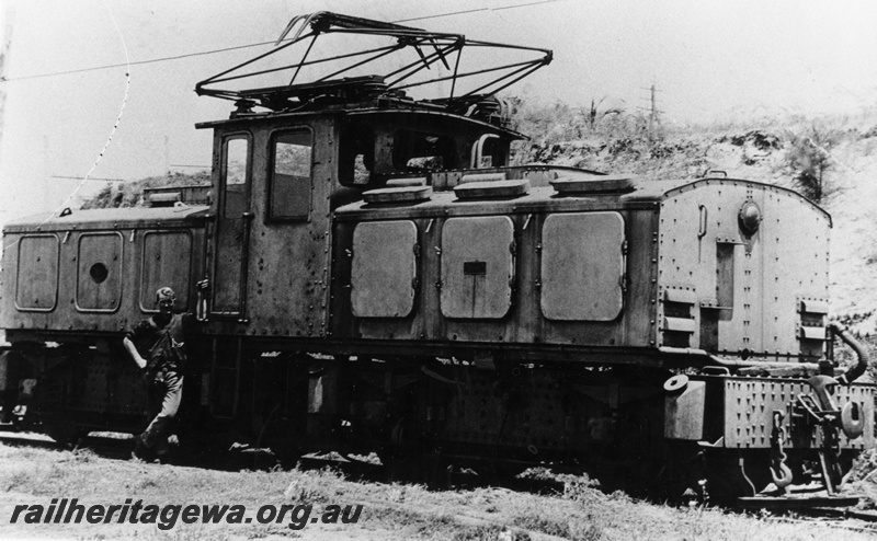 P01956
SEC electric loco No.1, side and front view
