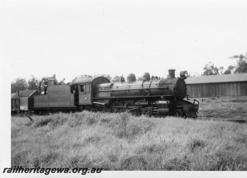 P02180
P class 505, Yarloop, SWR line, side view, taking water.
