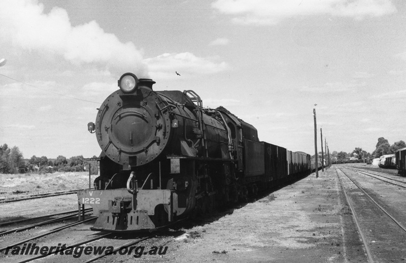P02385
V class 1222, Collie Yard, BN line, good s train, departing for Brunswick Junction.
