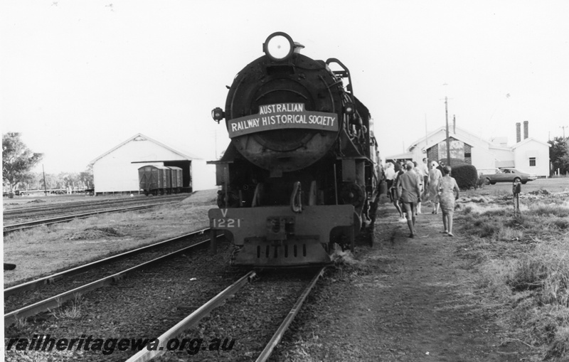 P02444
6 of 7 views V class 1221, SWR line, on ARHS tour train, Pinjarra, front view of the loco
