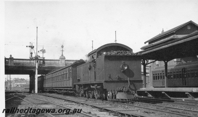 P02457
D class loco on suburban passenger entering Perth Station from under the Barrack Street Bridge
