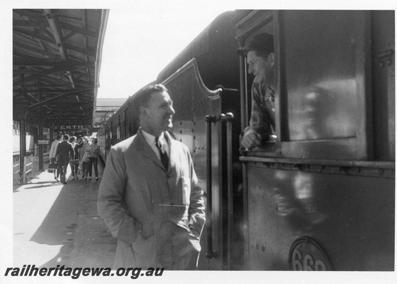 P02508
U class 662 steam locomotive, on Chidlow ARHS Tour, E. Woodland talking to Driver Thompson, Perth, ER line.
