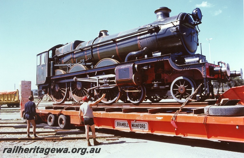 P02562
Pendennis Castle steam locomotive loaded onto a low loader for return journey to the Pilbara, side view.
