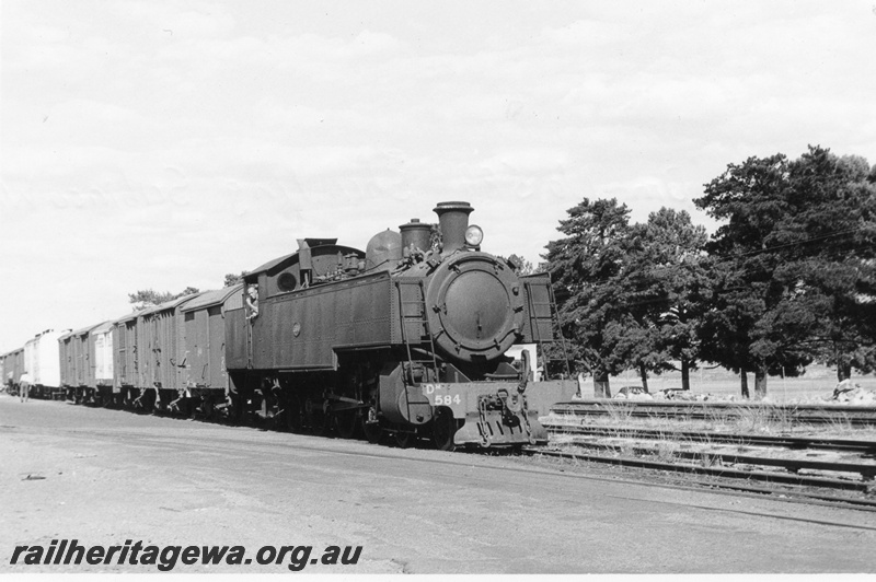 P02631
DM class 584, yard, Subiaco, view looking east, shunting
