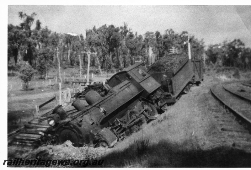 P02706
E class 332 steam locomotive derailed at Wooroloo, ER line. C1948,See photo P2580.
