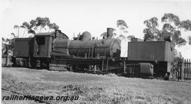 P02730
MSA class 468 Garratt articulated steam locomotive, side and rear view, derailed, Kalgoorlie, EGR line.
