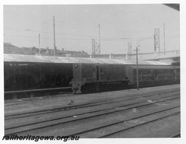 P02755
Y class 1104 shunting diesel-electric locomotive, shunting at Perth, front and side view. ER line.
