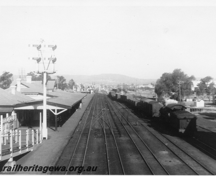 P02765
ES class 348, station building, bracket signal on the platform, yard, Midland Junction, elevated view looking east along the yard
