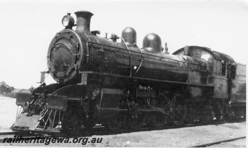 P02829
P class steam locomotive with oil headlight, front and side view, c1925.
