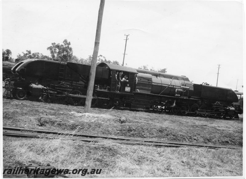 P02840
ASG class G27 Garratt articulated steam locomotive, crew on the footplate, side view.
