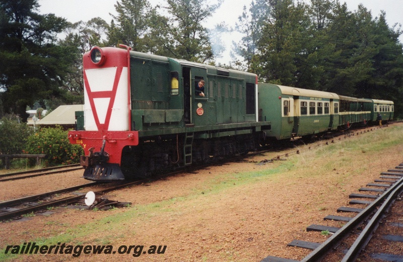 P02885
Y class 1116 Bo-Bo diesel electric shunting locomotive, shunting the Etmilyn train consist, front and side view, Dwellingup.
