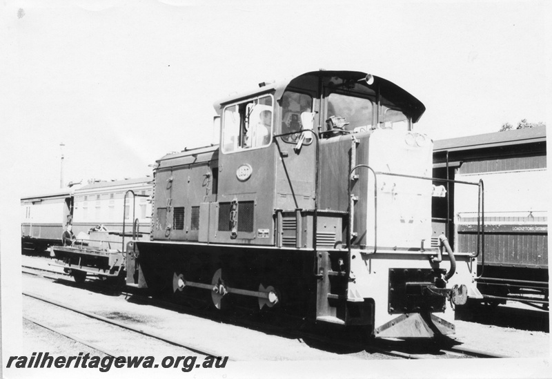 P02925
TA class 1807 diesel electric shunting locomotive with shunters float, side and end view.
