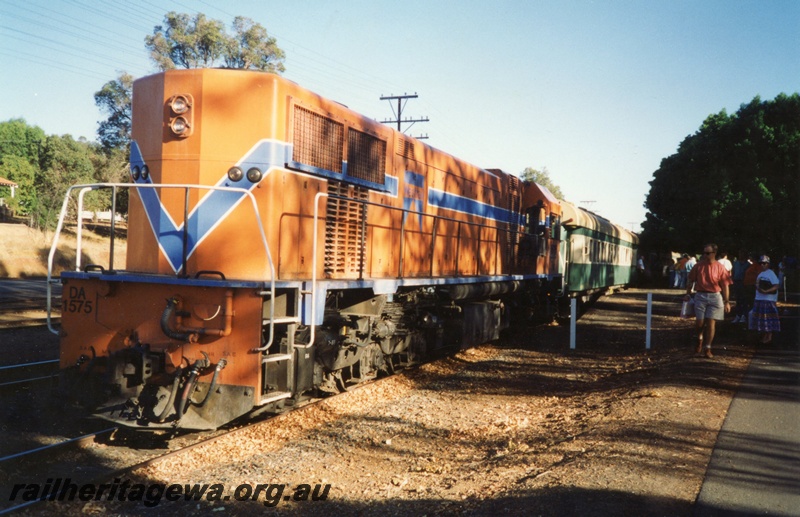 P02964
DA class 1575 diesel locomotive hauling a HVR train, side and front view, Bridgetown, PP line
