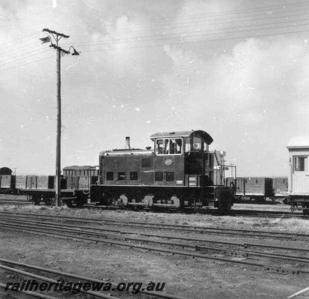 P03006
TA class 1813 0-6-0 diesel electric shunting locomotive and shunters float, side view, Albany yard, GSR line.
