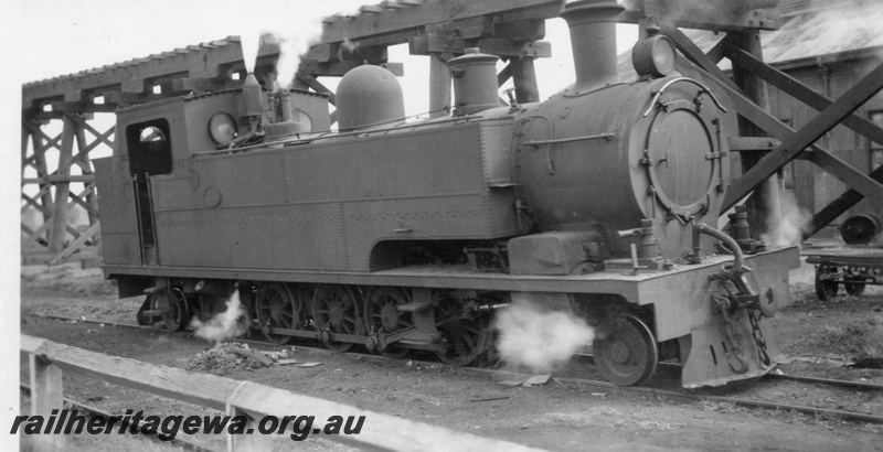 P03018
K class 35 steam locomotive, side and front view, elevated coal stage, Kalgoorlie, EGR line, Goggs No. 92.
