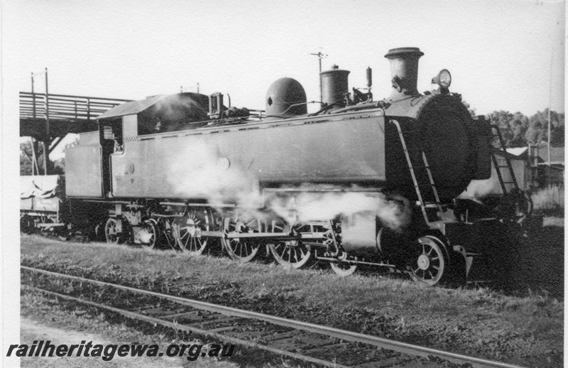 P03020
DM class 581 steam locomotive, side and front view, footbridge, Yarloop, SWR line.
