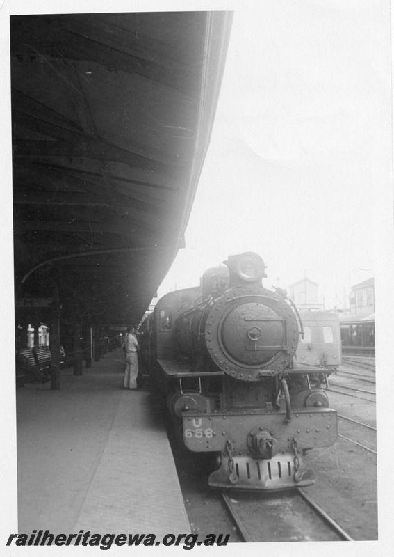 P03086
U class 658 steam locomotive, front view, 