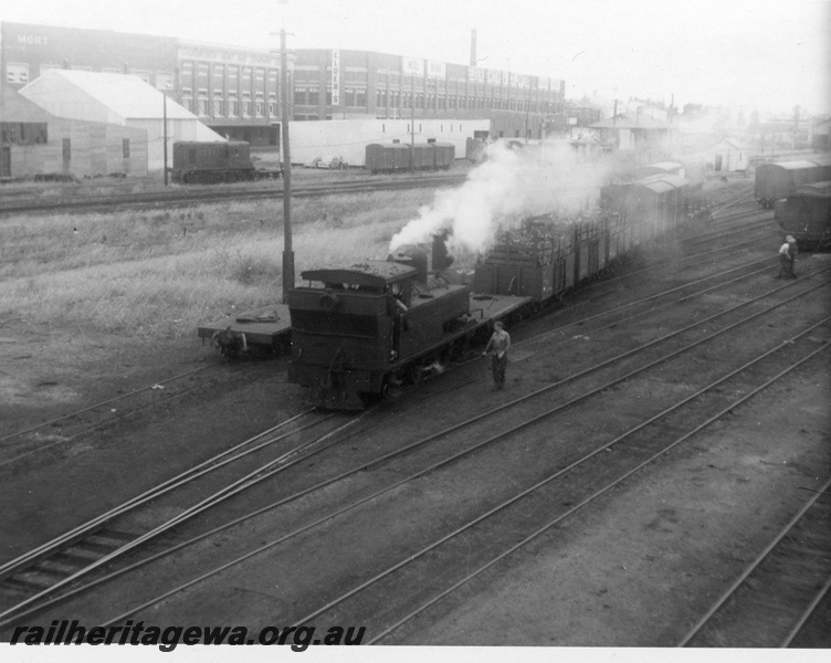 P03089
B class 181 steam locomotive, end and side view, shunting, Fremantle, ER line.
