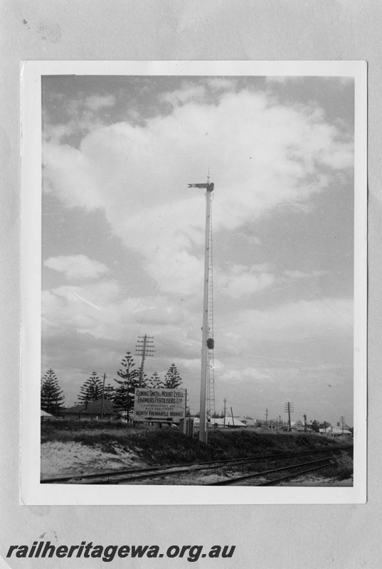 P03122
Signal, distant with red arm with white vertical stripe, North Fremantle/Leighton, very tall post
